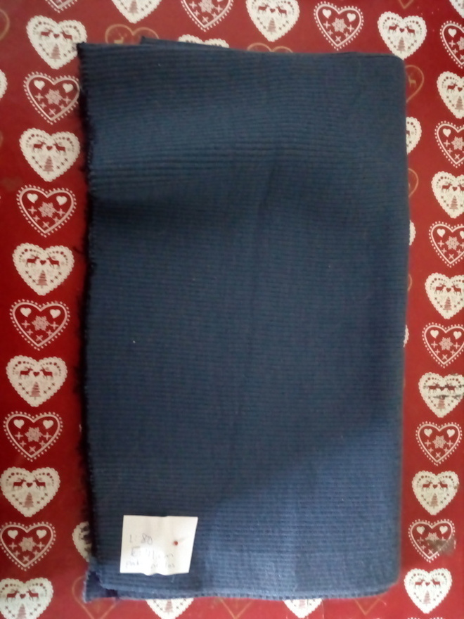 Tummansininen paksu neulos tai resori 80x41cm