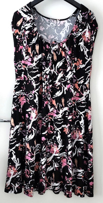 a-mallinen mekko XL