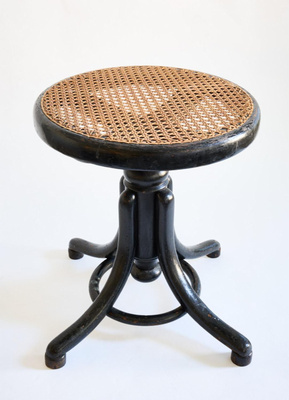 Thonet pianotuoli nro 1.