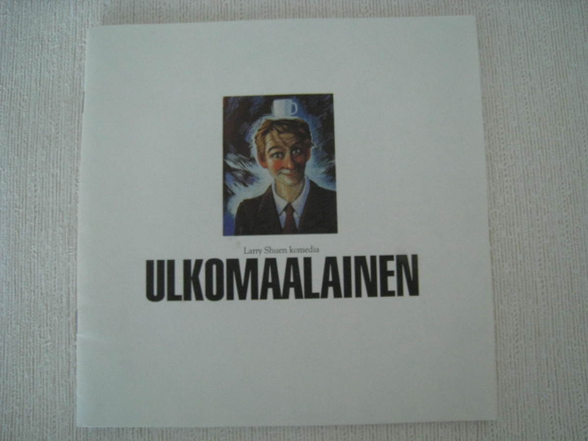 Käsiohjelma Ulkomaalainen Larry Shuen Lilla Teatern