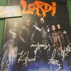 LORDI KIERTUEKIRJA VUODELTA 2006 KOKO BÄNDIN NIMMAREILLA - pikkukuva 1