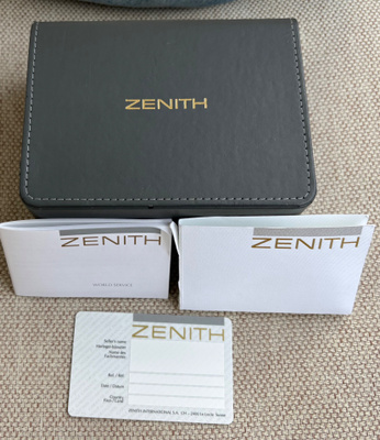Zenith kellolaatikko ja käyttämättömät paperit.