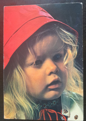 tytöllä hattu päässä, kulkenut 1976
