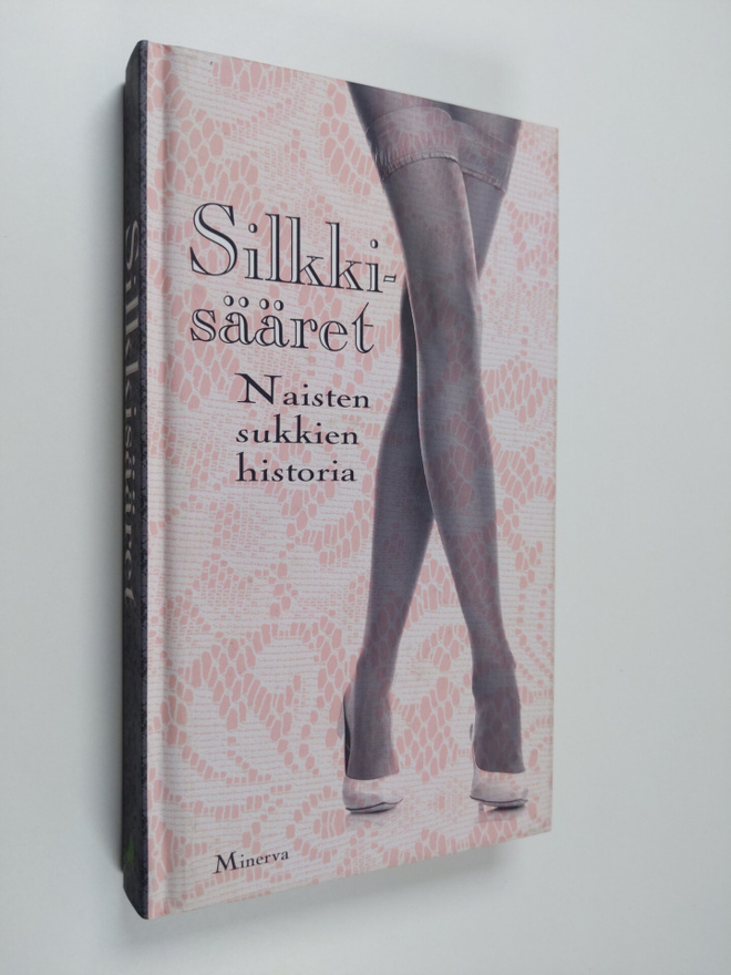 Nelli (suom.) Iivanainen : Silkkisääret : naisten sukkien...
