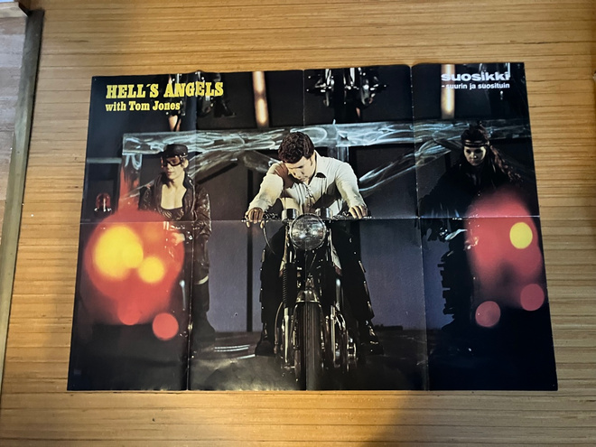 SUOSIKKI JULISTE TOM JONES WITH HELLS ANGELS HYVÄ