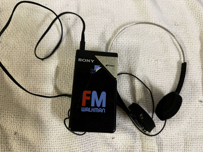 Sony FM Walkman FM-taskuradio kuulokkeilla