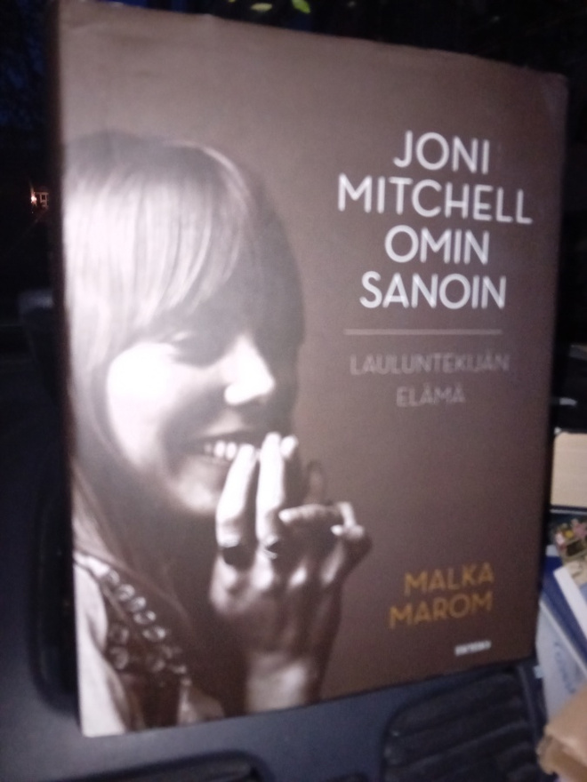 Marom : Joni Mitchell omin sanoin ( SIS POSTIKULU )