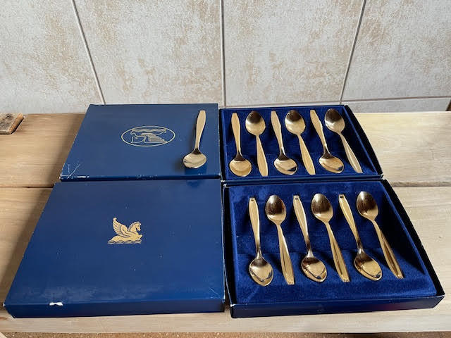 Kullatut kahvi- ja teelusikat (6 + 7 ) Valitut Palat
