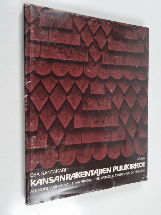 Esa Santakari : Kansanrakentajien puukirkot = Allmogemäst...