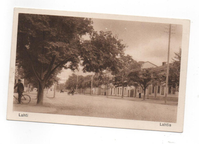 LAHTI: Aleksanterinkatua (?) 1920 -luvulla (?)/pyöräilijä