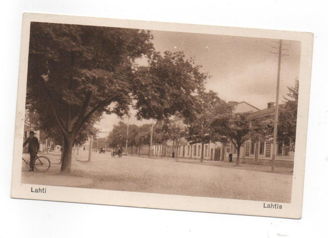 LAHTI: Aleksanterinkatua (?) 1920 -luvulla (?)/pyöräilijä