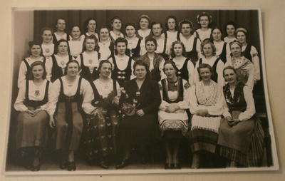 Varkaus  29.4.1945, leidit kansanpuvuissa,  vkpk, ei p.