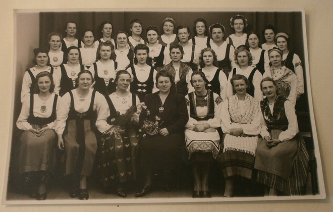 Varkaus  29.4.1945, leidit kansanpuvuissa,  vkpk, ei p.