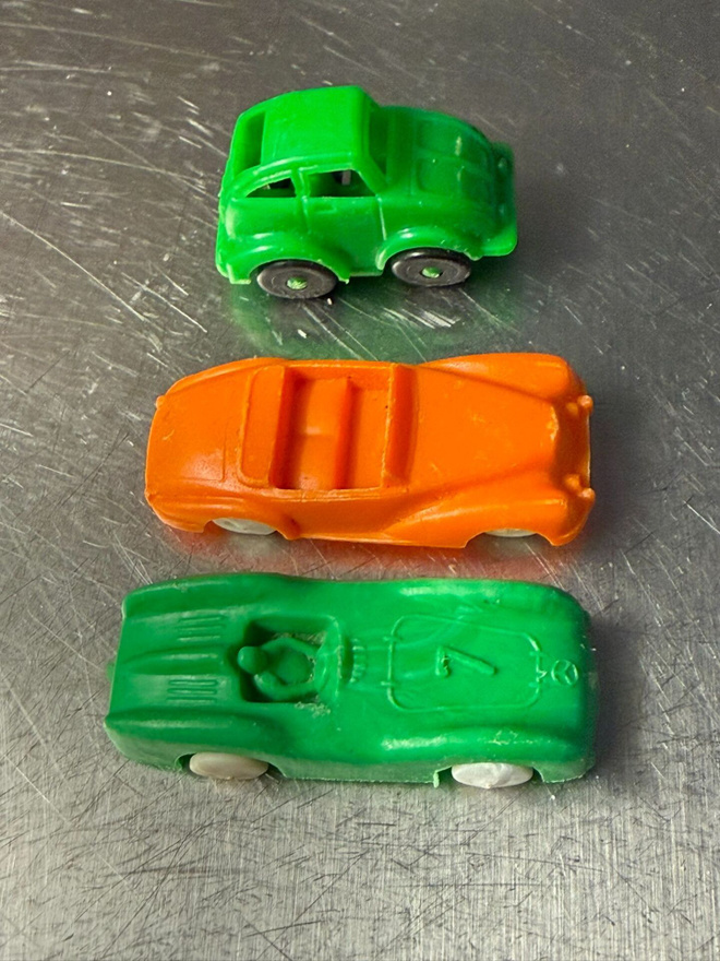 Muovisia pikkuautoja, Koho Mercedes x2, Beetle