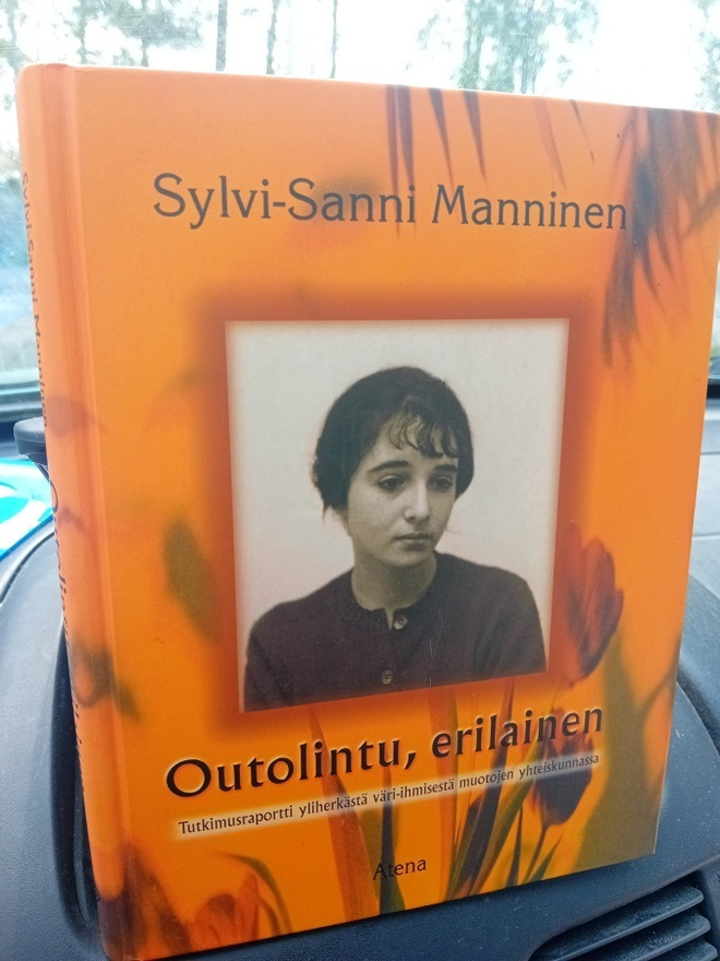 Manninen  : Outolintu  , erilainen ( SIS POSTIKULU  )