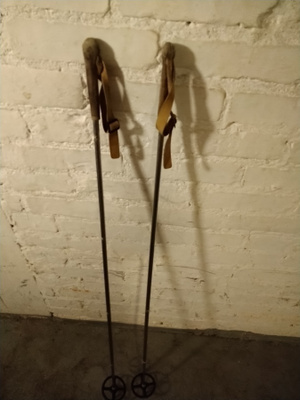 Retrot sauvat hiihtoon terästä 140cm.