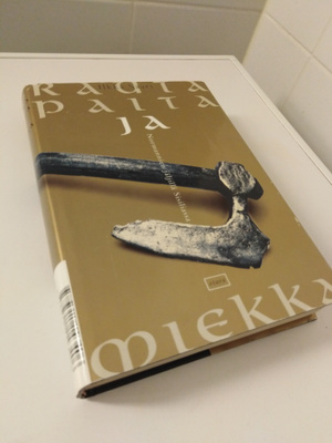 Ilkka Saari: Rautapaita ja miekka