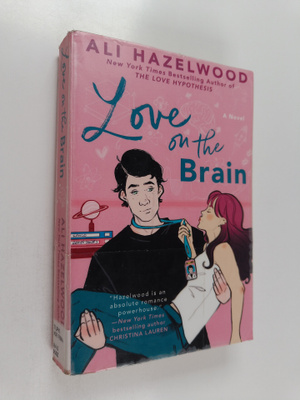 Ali Hazelwood : Love on the Brain