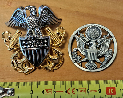 US NAVY UPSEERIKOKARDI JA US ARMY ALIUPSEERIKOKARDI (NCO)