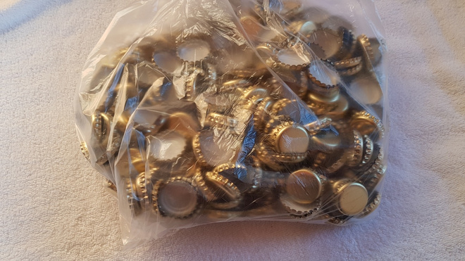 Kruunukorkkeja noin 700 grammaa askarteluun