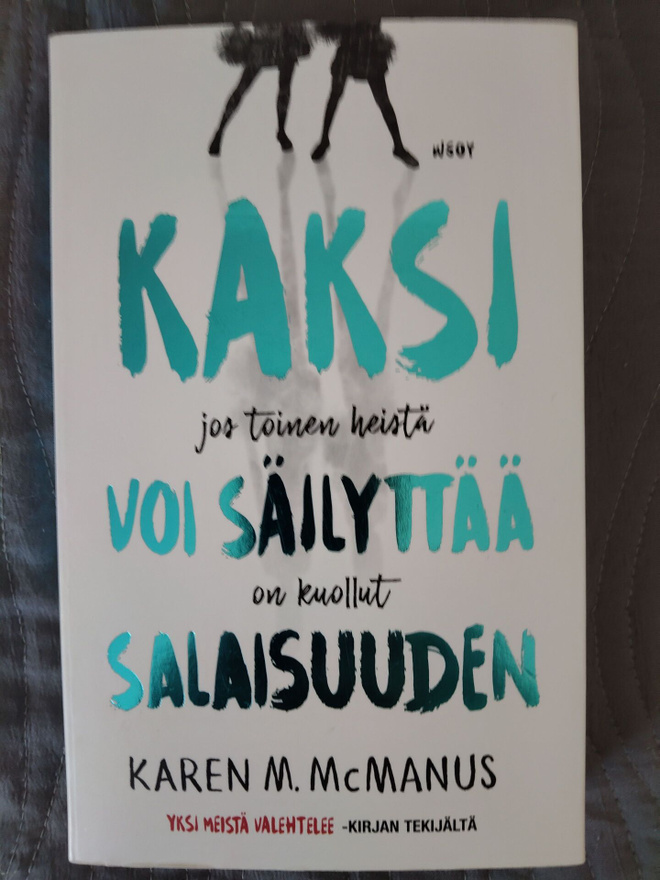 Karen M. McManus : Kaksi voi säilyttää salaisuuden
