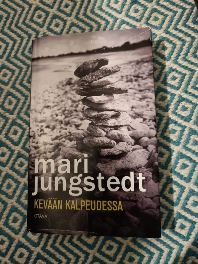 Mari Jungstedt kevään kalpeudessa
