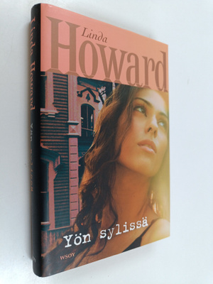 Linda Howard : Yön sylissä