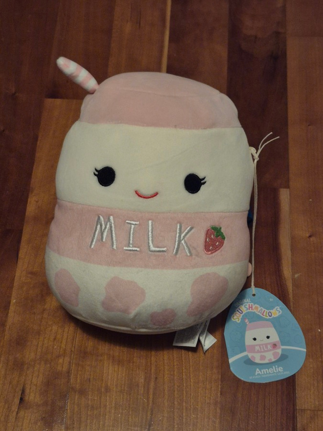 Squishmallows pehmo Amelia mansikkamilkshake h=19cm (#3232)