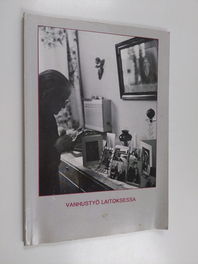 Ulla Eloniemi : Vanhustyö laitoksessa : artikkelikooste o...