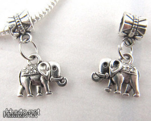 820 .. Tiibetin Hopea Elephant Charms .. Kaulakoru