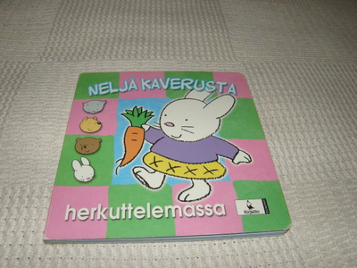 Neljä kaverusta herkuttelemassa
