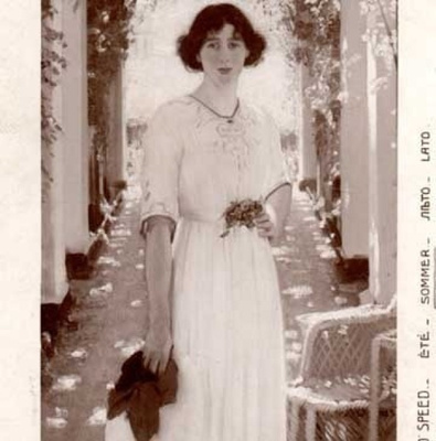 NAINEN / Tyttö valkoisessa mekossa hattu kädessään. 1910-l.