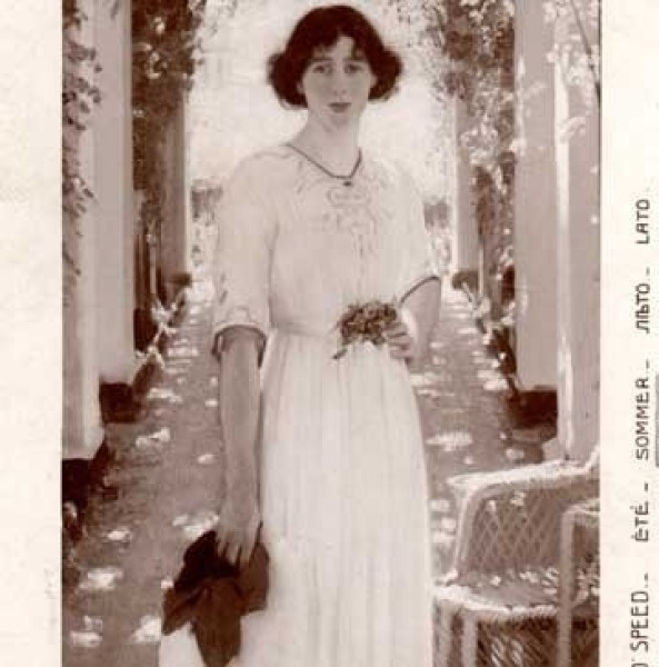 NAINEN / Tyttö valkoisessa mekossa hattu kädessään. 1910-l.