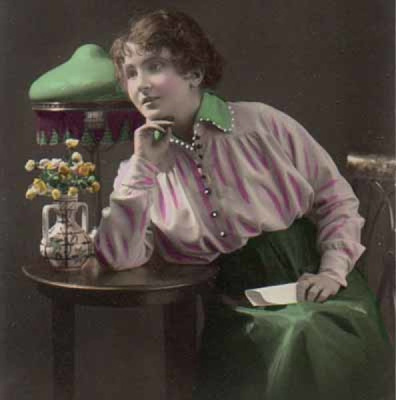 NAINEN / Uneksiva tyttö kirje helmassaan. 1910-l.