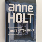 Anne Holt : Tuntematon uhka - pikkukuva 1