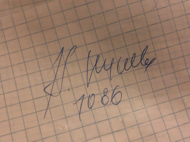 Anelija Nuneva nimikirjoitus paperilla