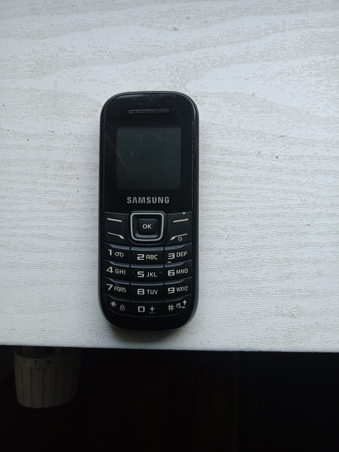Samsung GT-E1200 matkapuhelin rekvisiitaksi tai korjattavaks