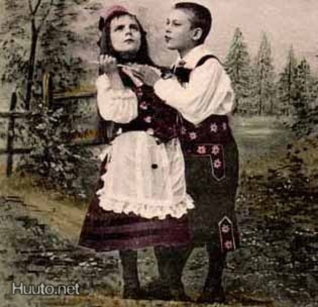 LAPSI / Poika kiusoittelee neulovaa tyttöä 2. 1900-l.