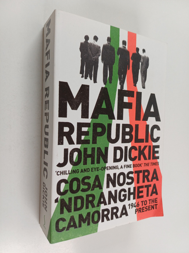 John Dickie : Mafia Republic - Italy's Criminal Curse. Co...