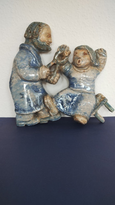 HAMMASLÄÄKÄRILLÄ Keramiikka reliefi M. Nyrönen ?
