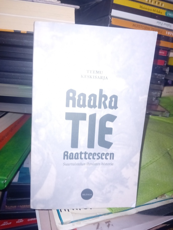 Keskisarja  : Raaka tie Raatteeseen ( SIS POSTIKULU  )