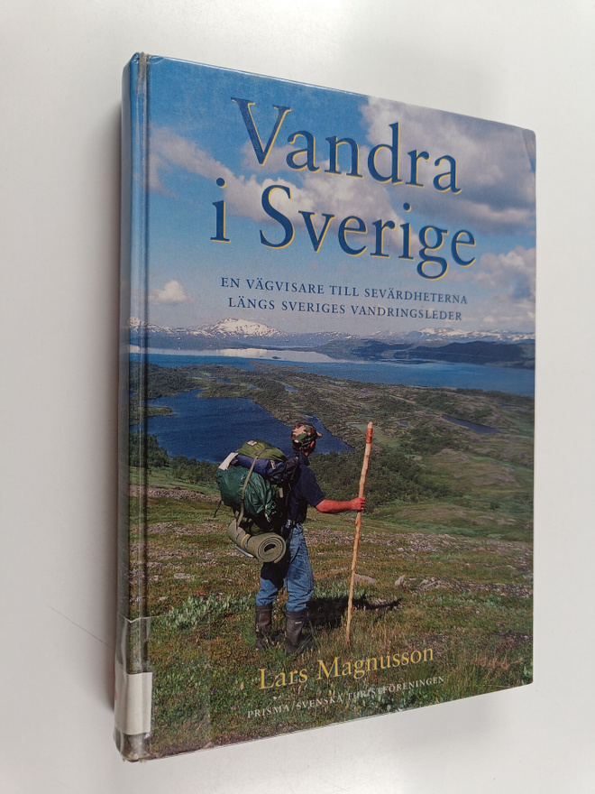 Lars Magnusson : Vandra i Sverige : en vägvisare till sev...