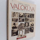 Leena Saraste : Valokuva - pakenevan todellisuuden kuvaja... - pikkukuva 1
