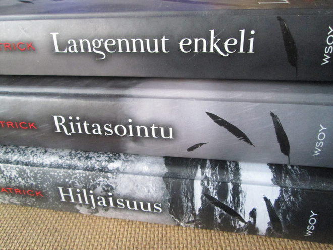 Becca Fitzpatrick: kolme kirjaa