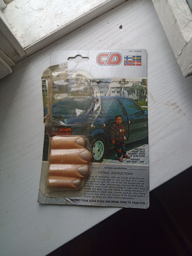 C/D-merkkiset "The Knuckle Buffers" -auton ovenreunasuojat.