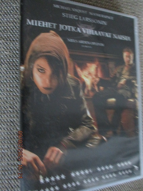 Stig Larsson MIEHET JOTKA VIHAAVAT NAISIA (DVD)