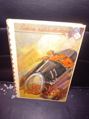 Valentin : Musta kilpa-auto ( SIS POSTIKULU )