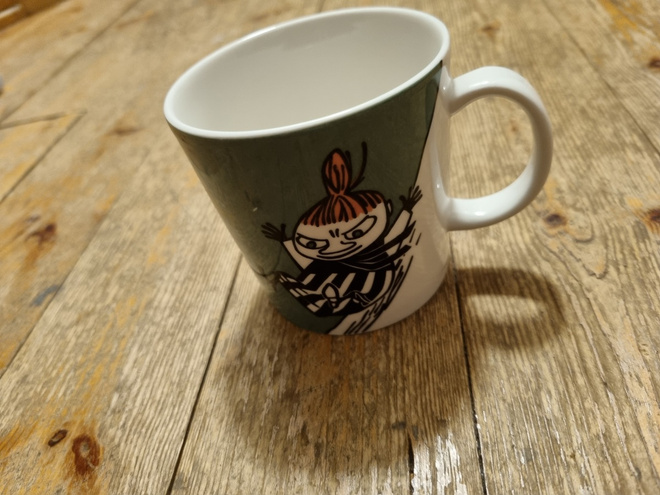 Muumimuki Pikku Myy liukumäessä