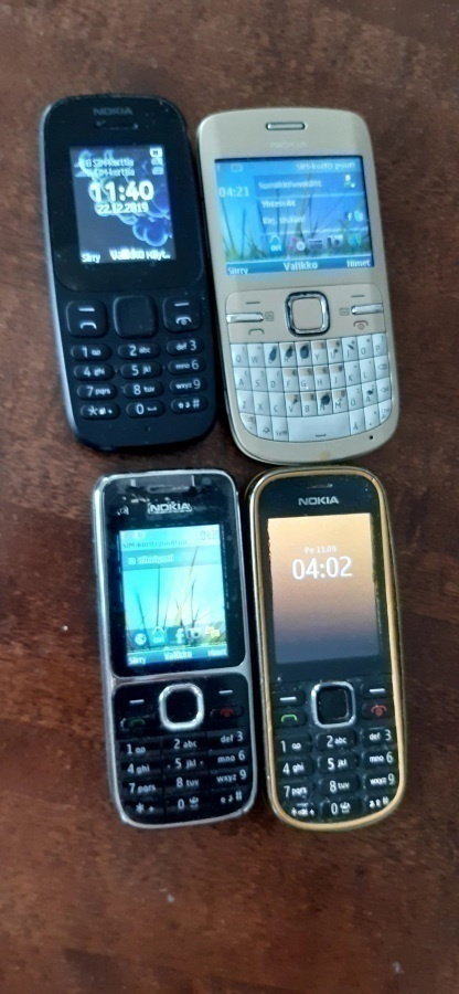 4 Nokia puhelinta