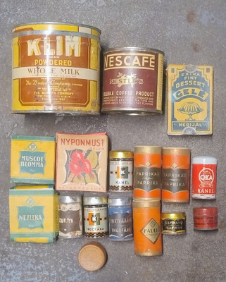 Vanhoja maustepakkauksia ja purkit 1930-40-luvuilta
